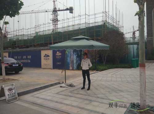 溪地美女警衛(wèi)的標準站姿!