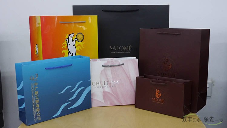 	手提袋印刷作為企業(yè)宣傳，品牌擴(kuò)大影響力的一個(gè)重要媒介，每個(gè)企業(yè)的營銷部都非常熟悉，一年要都要制作很多批次，每次活動，促銷都要制作，在南陽，哪家手提袋印刷專業(yè)呢？